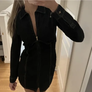 Figursydd jeansklänning - Köpt här på plick men säljes då den var för liten (lånad bild), klänningen är i fint skick, storlek s🤍