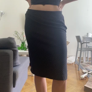 Lågmidjad kjol - Superfin lågmidjad knälång kjol💘