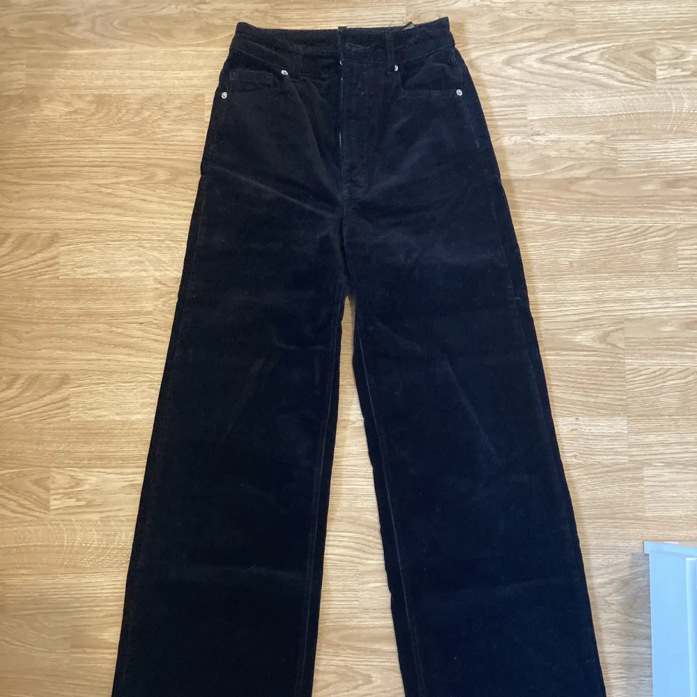 Ett par snygga raka manchesterbyxor från h&m. De är i strl xs o når ner hela vägen till golvet på mig som är 168 cm. Fler bilder kan skickas vid intresse!. Jeans & Byxor.