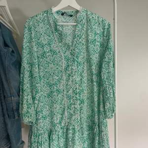 Fin grön klänning med broderie detaljer, köpt från zara i stl m skulle säga att även passar s. Köpt för 429kr och endast använd en gång! 