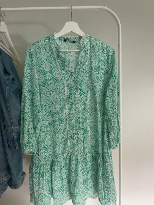 Klänning  - Fin grön klänning med broderie detaljer, köpt från zara i stl m skulle säga att även passar s. Köpt för 429kr och endast använd en gång! 