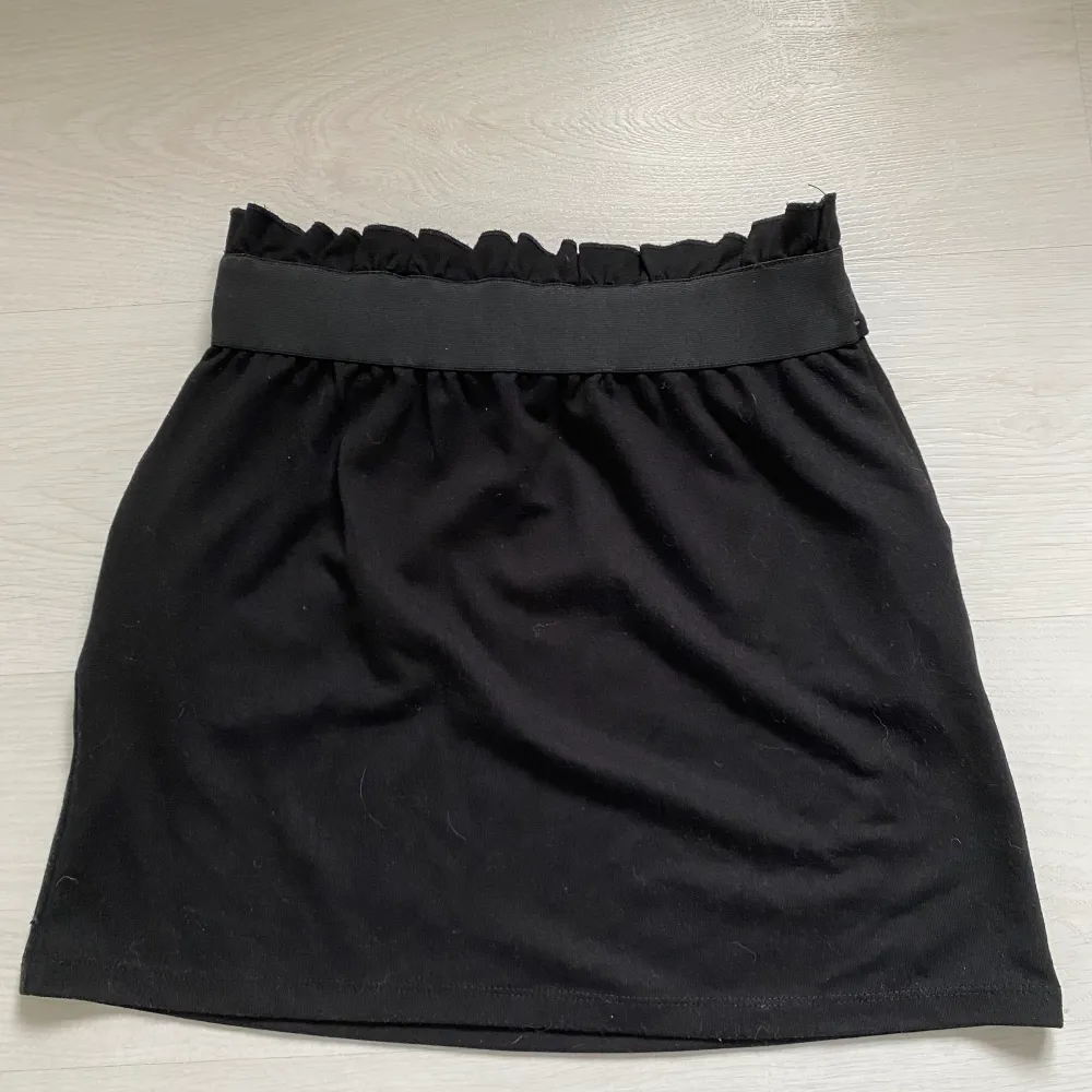 Säljer denna fina svarta kjol ifrån Only i storlek S, använd 1 gång!🖤. Kjolar.