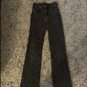mid waist jeans - jätte fina grå svarta mid waist jeans❤️bootcut!! säljer pga att de inte passar mig