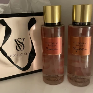 HELT NYA VS BODYMISTS!!💋 - Säljer dessa HELT NYA bodymists från Victoria’s Secret, ALDRIG ANVÄNDA🤩köpt idag på flygplatsen!!💕💕luktar sjukt gott💋170/st eller 300 för båda💕köptes för 270kr styck 🫶 Romantic & Temptation🤩 Passar perfekt både till vardags eller fest💗