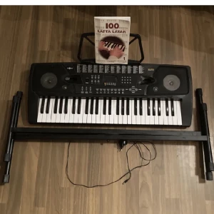 Keyboard  - Nypris är 2500kr! Nästan helt ny❤️ Allt följer med:  Piano/keyboard, ”Ben”, Hållare till bok, Musik bok och sladd  Kan köras ut i frillesås/Kungsbacka eller Göteborg  Kontakta mig vid frågor❤️ Tar endast swish  Pris kan diskuteras 