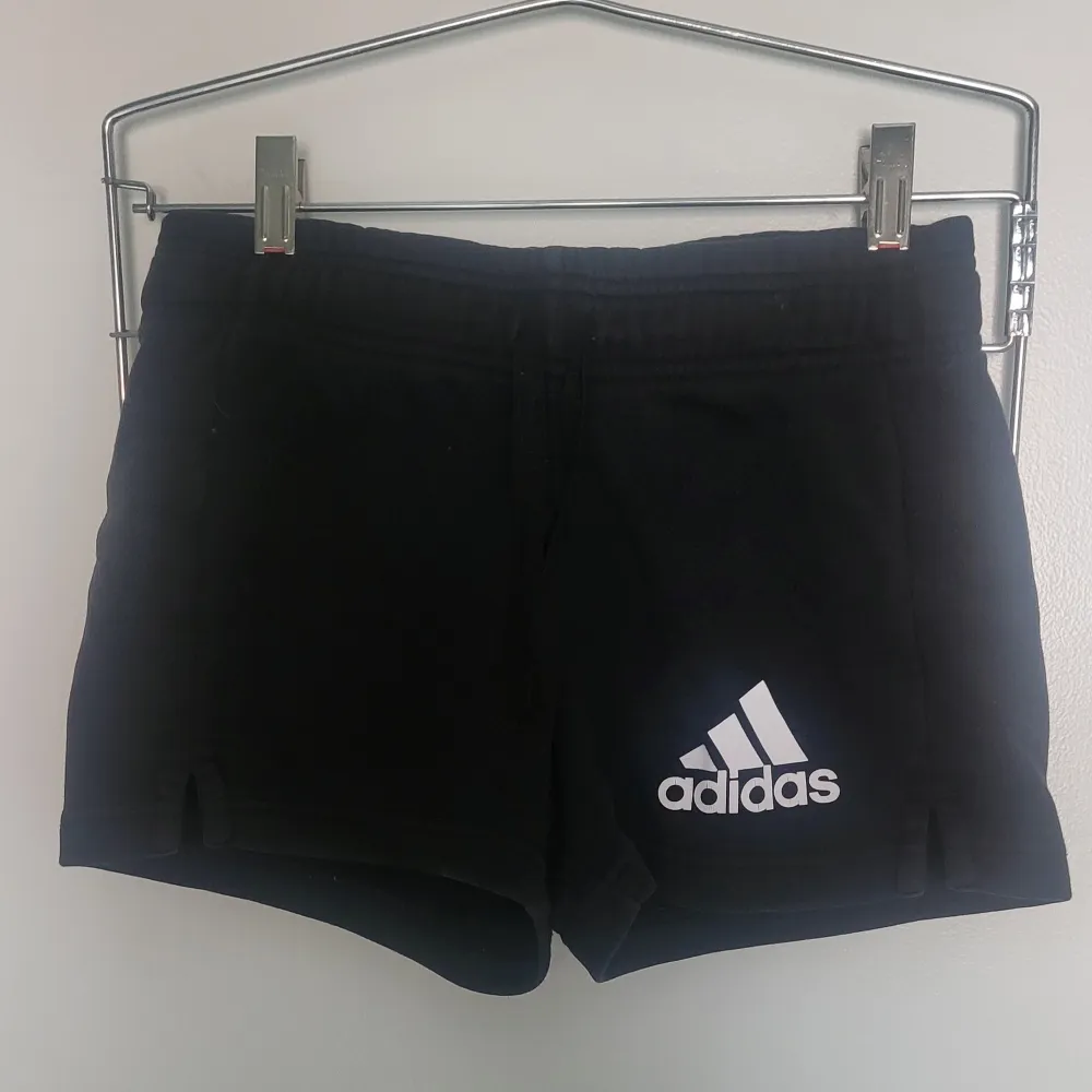 Svarta korta adidas shorts i bra skick. Shorts.