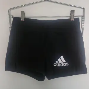 Svarta korta adidas shorts i bra skick