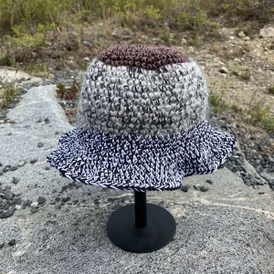 Virkad hatt - Virkad hatt. Bomull/akryl. Supermysig och snygg passar på hösten! Passar normalt till stort huvud. Brun/grå/svart/vit.