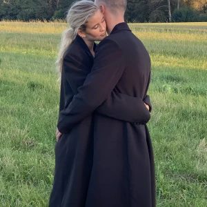 Kappa från NA-KD  - Svart lång kappa från NA-KD och är Josefin HJ’s kollektion. Helt oanvänd och fins inte längre att köpa.  Ny pris: 1 199kr