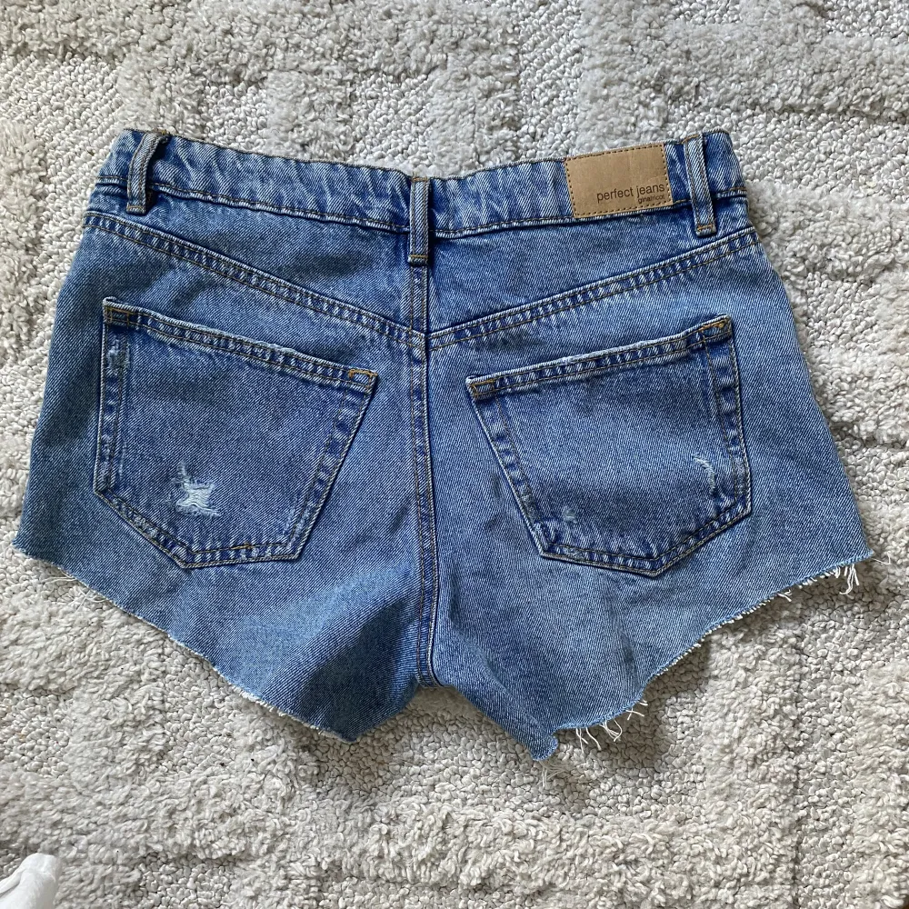 Jättefina trendiga jeansshorts från Gina som är helt nya, nypriset är 299kr!🥰💕. Shorts.