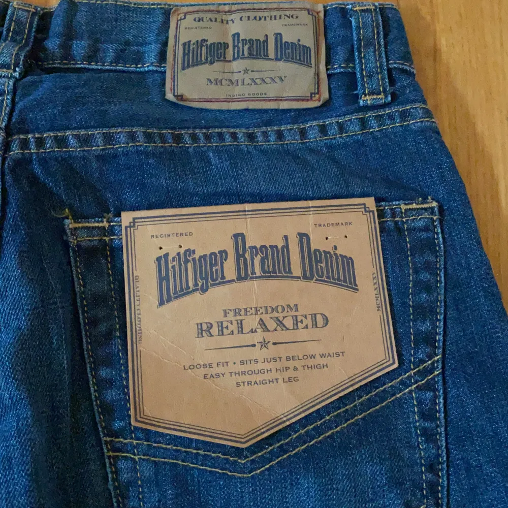 Helt nya Tommy Hilfinger Jeans med lappar. mörka & stilliga Tommy Hilfinger jeans med straight cut passform som passar perfekt på utekvällar. Jeans & Byxor.