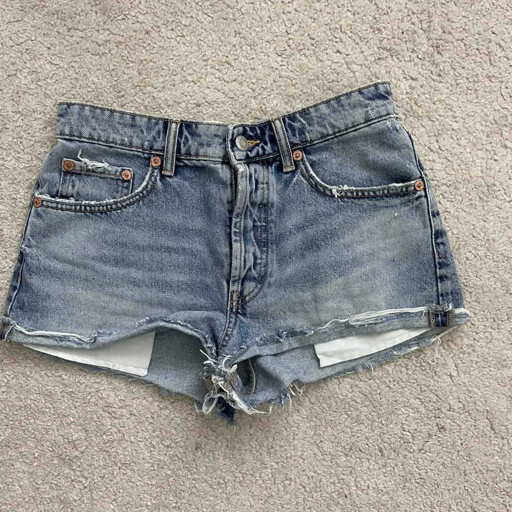 Super snygga jeans shorts från zara 💗 säljer då de är för små 🥰. Shorts.