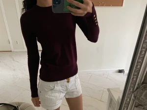 Stickad tröja - Säljer denna jätte snygga och sköna finstickade tröjan ifrån zara🥰Helt oanvänd och är jätte fin till flera olika tillfällen