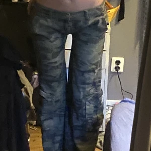 Cargo byxor  - Väldigt låga jätte snygga älskar men dem är inte längre min stil väldigt långa lite lite slita längst ner men inget man lägger märke till