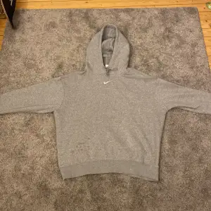 Nästan helt ny Nike hoodie har använd den ett få tal gånger men den är fortfarande i bra kondition 7.5/10 kondition Ny pris 750kr.                                  Nyhet fläckarna är borta.