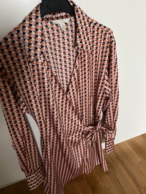 Omlottklänning H&M - Jättefin, använd 1 gång, är egentligen en M men köpte den i S då det var den enda kvar. 