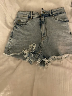 shorts  - säljer dom här högmidjade shortsen från h&m 🫶🏻 