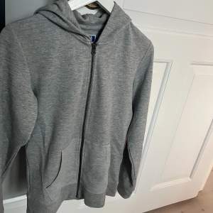 Snygg hoodie från Jack and Jones. Storleken är 164. Skick 10/10, använd 1 gång. Köpt på Jack and Jones för 400kr 