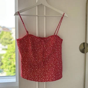 Topp från zara - En härlig korsettliknande top från zara! Aldrig använd pga den passade inte min byst Strl xl men beror på hur stor byst man har.   Säljer för 100kr