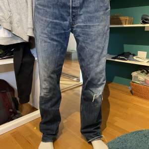 Fina levis jeans. Hål vid knäna och slitna längst ner på byxorna.  W34 L36