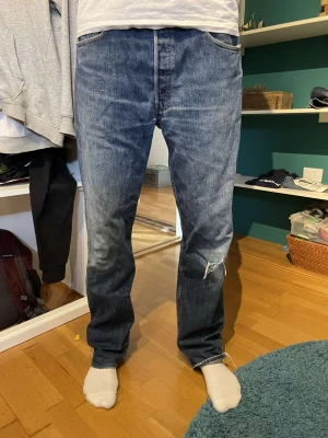 Levi’s 501 - Fina levis jeans. Hål vid knäna och slitna längst ner på byxorna.  W34 L36