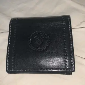 Riktig fet plånbok från Ralph Lauren. Köpte den i polen på min skol resa i en Ralph Lauren butik. Har använt den i 2 månader och konditionen är bra