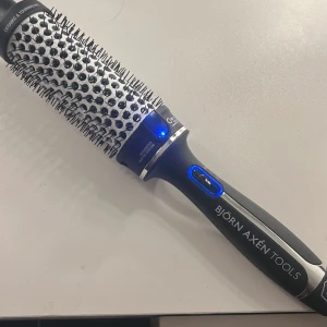 Björn Axén värmeborstw - säljer denna värmeborste, super bra!! Gör verkligen håret jätte jätte fint!! Använd endast en gång. 