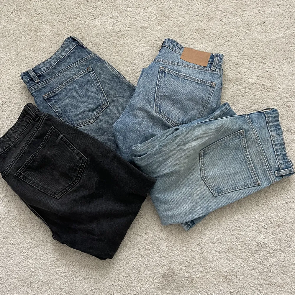 Säljer dessa populära mid waist jeans från zara! Säljer pga att de har blivit för små 💗 150kr styck eller 400 för alla 😊. Jeans & Byxor.