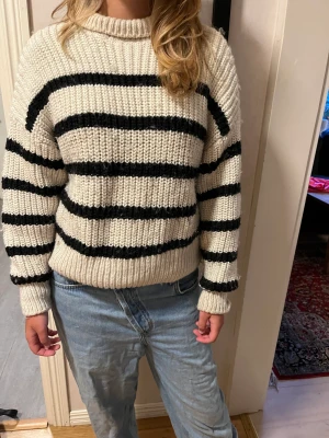 Stickad tröja - Stickad randig tröja från Hm, superfin men lite nopprig, inget som inte går att fixa snabbt!!