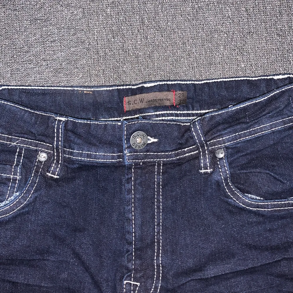 Fint skick! Lite stora i storleken men inte så mkt.Mörkblåa jeans med vit tråd. Jeans & Byxor.