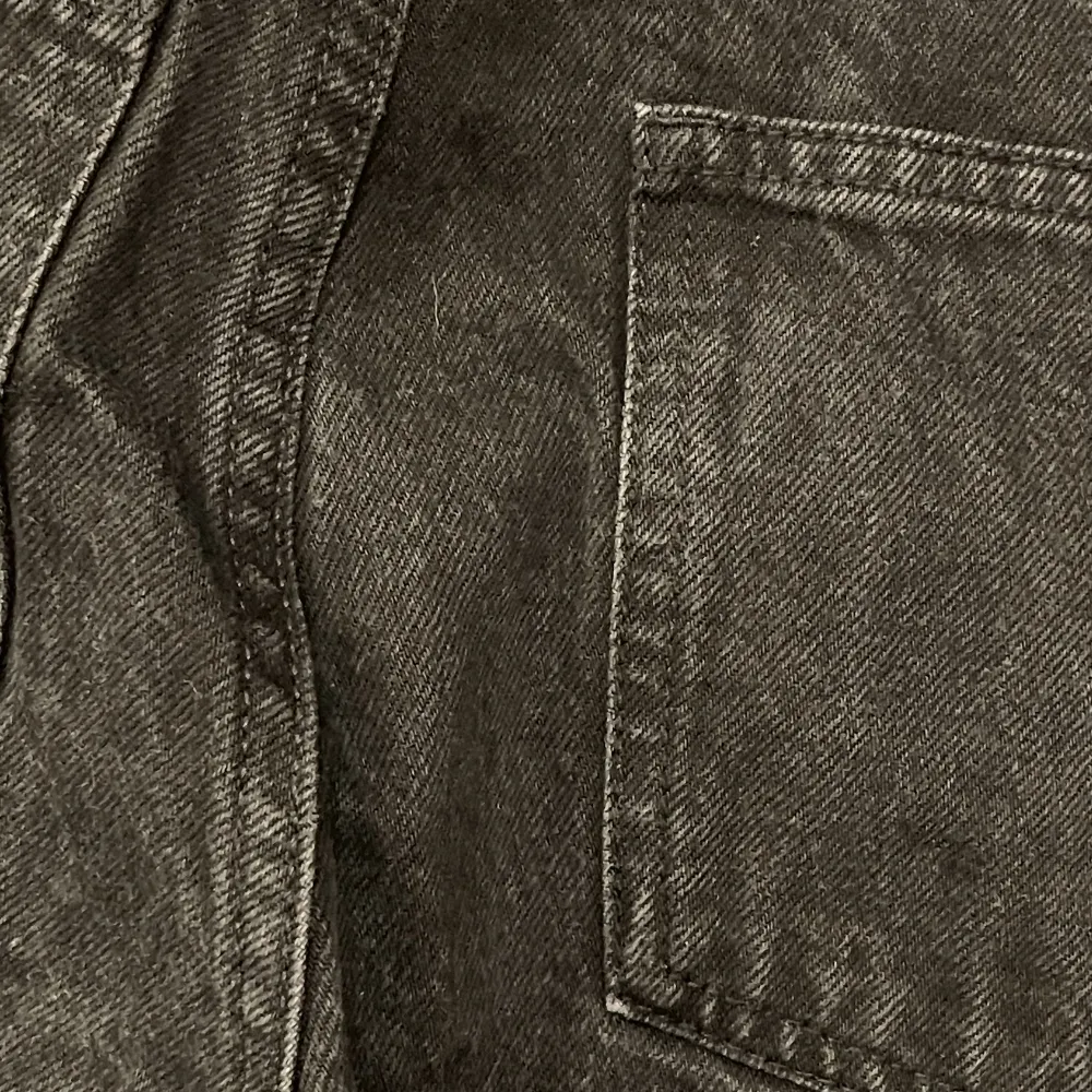Pösiga svarta jeans med hål på knäna, . Jeans & Byxor.