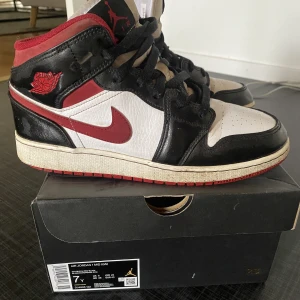 Nike Air Jordan 1 Mid - Färg: White gym red black Storlek: EUR 40  Säljes i befintligt skick. Men I fint använt skick (7-8/10), går säkert att få ännu finare med en rejäl tvätt. Skickas i originalkartong om så önskas. 