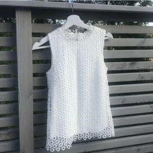 Vit blus - Jätte fin, knappt använd och i ny skick. Storlek är xs men passar även s, märke: Stockholm lm som går att köpa på mq. Nypris ligger på 399kr. Skriv om fler bilder💕