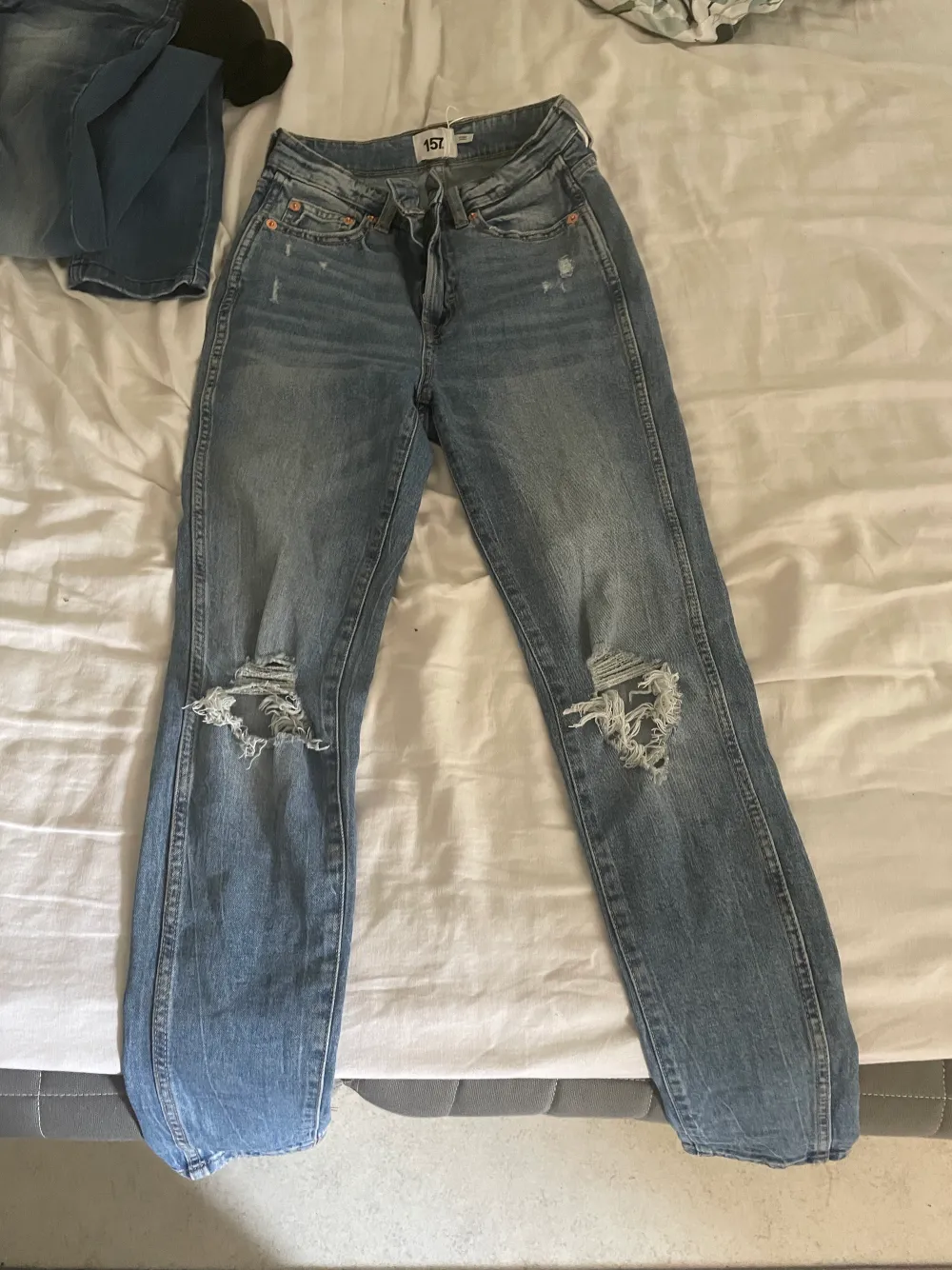 säljer nu mina jeans dem är super fina sitter jätte bra på mig som är 160 ungefär vill man se dem på så skriv. Endast seriösa använda fåtal gånger . Jeans & Byxor.