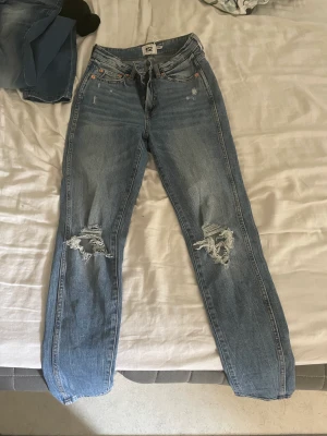 Fina jeans!  - säljer nu mina jeans dem är super fina sitter jätte bra på mig som är 160 ungefär vill man se dem på så skriv. Endast seriösa använda fåtal gånger 