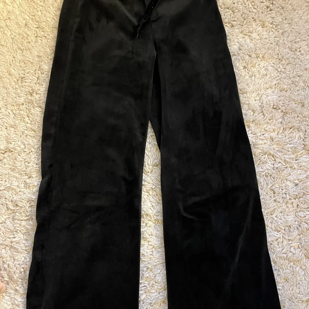 Ett par jätte sköna svarta byxor som liknar juicy byxorna i materialet. Köpt på Lindex för 350kr. Använda under 5 gånger. I storlek xs men passar även xxs-s. Kontakt för bilder på.💕. Jeans & Byxor.