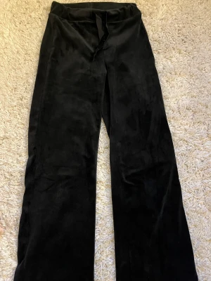 Svarta byxor - Ett par jätte sköna svarta byxor som liknar juicy byxorna i materialet. Köpt på Lindex för 350kr. Använda under 5 gånger. I storlek xs men passar även xxs-s. Kontakt för bilder på.💕