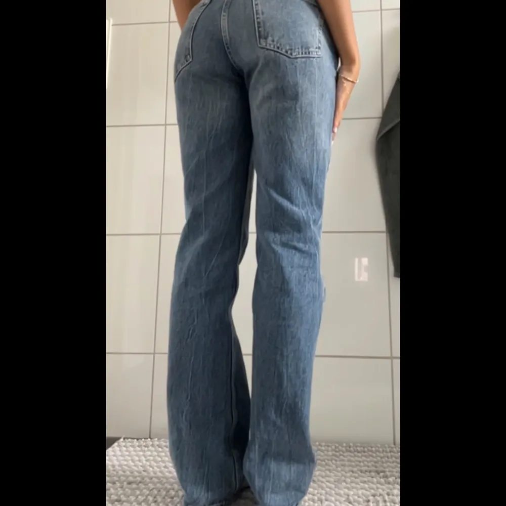 Lågmidjade jeans från Zara. Inte slitna och använda fåtal gånger, mycket bra skick. Storlek 36 (jag är 1,64)  . Jeans & Byxor.