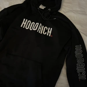 Hoodrich Hoodie  - Köpte denna i Julas från Jd för ungefär 500kr . Den är knappt använd säljer pga av att jag ej använder . Pris kan diskuteras ✨☺️