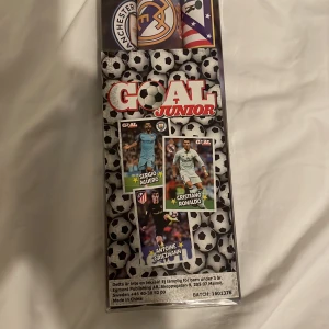 Tre oöppnade affisher från Goal Junior - Tre oöppnade fotbolls affischer från Goal Junior, med Antoine Griezmann, Sergio Agüero och Cristiano Ronaldo