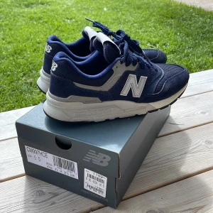 New Balance sneakers - Fina och sparsamt använda. Säljes då dem är aningen för små. Årets modell.