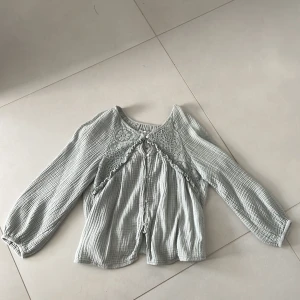 Blus  - En zarablus som aldrig kommit till användning Som ny köpt förra sommaren 🪩🌟 Köpt för 300 kr Skriv om ni är intresserade eller ställ frågor?☺️