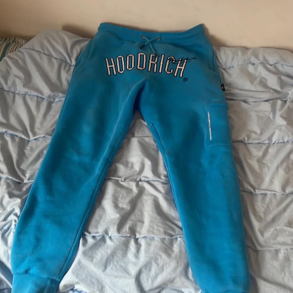 Hoodrich byxor dom är helt nya har it använd dom 9/10 skick storlek M passa på och köp . Jeans & Byxor.
