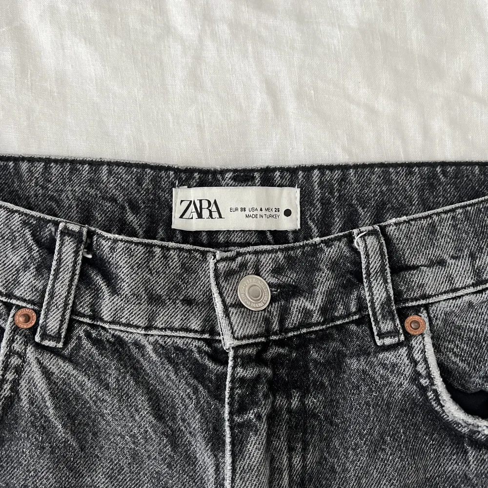Superfina högmidjade gråa jeans från Zara i jättebra skick! 🙌🏼💖. Jeans & Byxor.