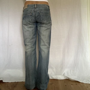 Lågmidjade bootcut jeans - Midjemått- 40 cm (rätt över)  Inerbenslängd- 83 cm  💕 Fler bilder och videos på dem fins på min instagram @perfectjeanss 