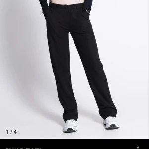 Svarta low waist kostymbyxor🖤 - Säljer då jag tycker dom inte sitter som jag vill på mig. På den andra och tredje bilden så är kanten nedvikt. Användts ca 3-4 ggr. Jag är 172.5 å dom passar perfekt i längden. Passar nog någon upp mot 177cm skulle jag tro! Skriv privat för fler bilder!!💓