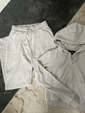 Juicy  - Juciy dress i färgen ljus grå. Stl s på båda delarna. Kommer inte till användning mer så de blir o sälja av den☺️vid snabb affär kan priset sänkas 