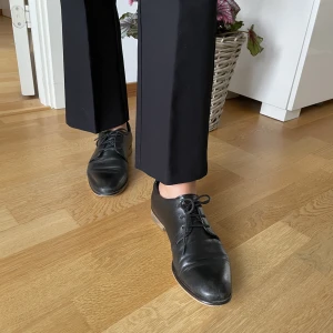 Låga svarta skinnskor - Svarta skinnskor från Bianco i storlek 38!