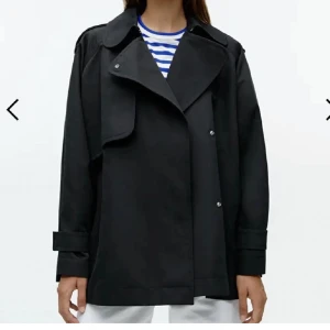 Arket trenchcoat - Säljer denna fina trenchcoat från arket, knappt använd!💕  Finns ej på hemsidan 