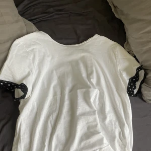 T-shirt  - Skit snygg slutsåld t-shirt från zara. Passar inte länge därav att jag säljer. Passar både S och M. 